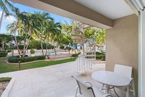 Standard Condo, 1 Bedroom, Partial Ocean View | Tempat makan luar