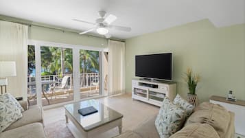 Deluxe Condo, 2 Bedrooms, Ocean View | Ruang tamu | 55 inci sebuah televisyen pintar dengan digital, Netflix