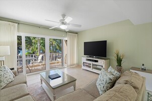 华丽公寓式客房, 2 间卧室, 海洋景观 | 起居区 | 55-英寸智能电视（配备数码频道）、Netflix、流媒体服务