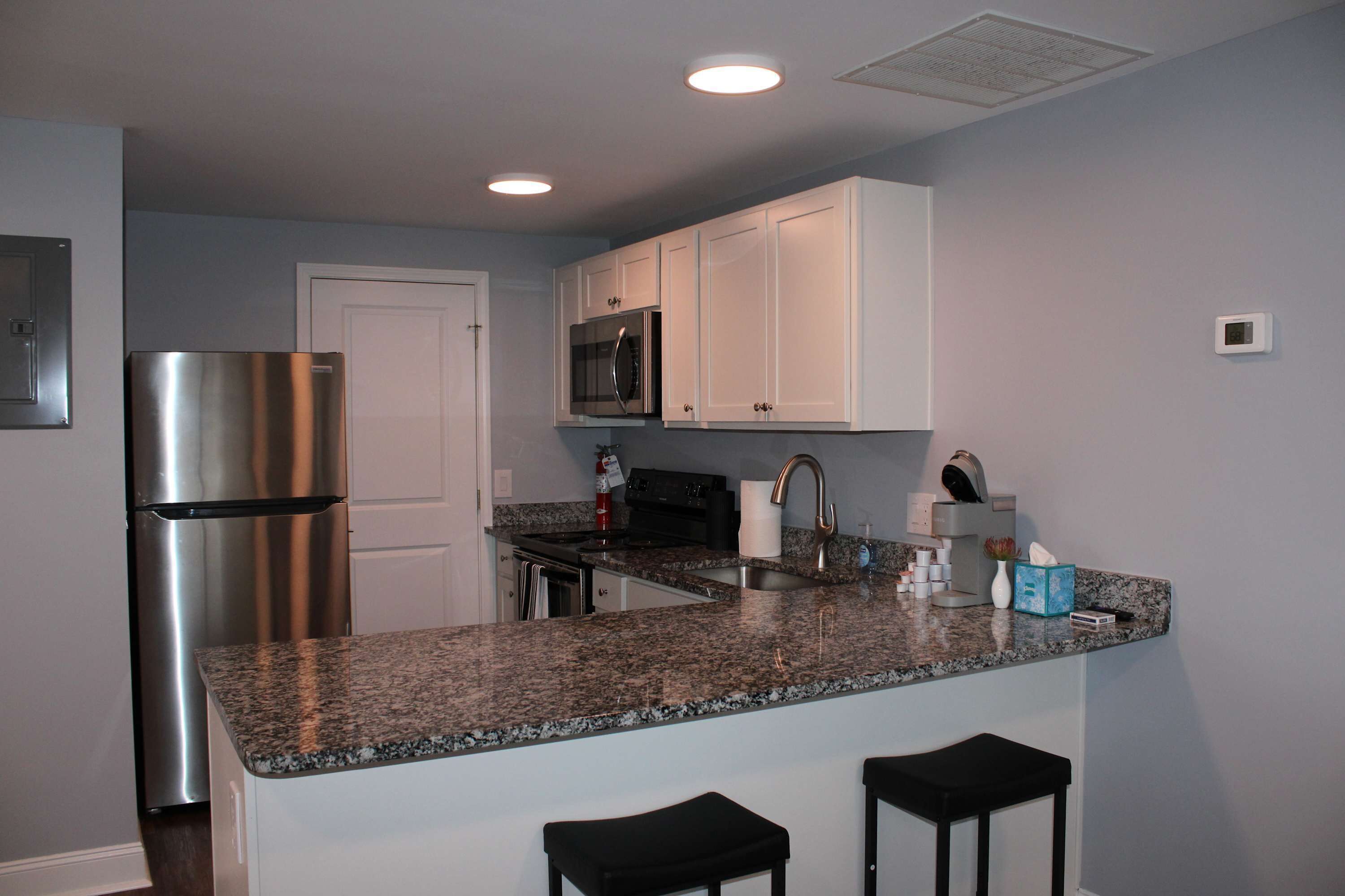 Refrigerador, microondas, horno y parrilla de estufa 