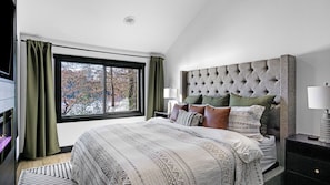 3 bedrooms, desk, iron/ironing board, travel cot