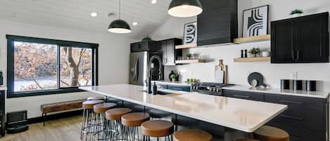 Réfrigérateur, four à micro-ondes, un four, surface de cuisson
