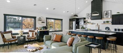 TV connectée, cheminée, jeux vidéo, livres