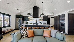 Smart TV, fireplace, video games, books - The Wissota Sanctuary: A Modern Cabin on the Water (Chippewa Falls)