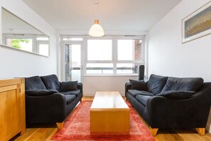 Living area - Bright & Spacious 2 Bed Islington Flat | Fast Wi-Fi (London)