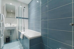 Haartrockner, Handtücher, Seife, Toilettenpapier