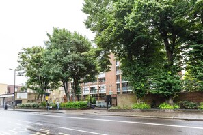 Exterior - Bright & Spacious 2 Bed Islington Flat | Fast Wi-Fi (London)