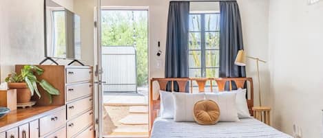 Tabla de planchar con plancha, wifi y ropa de cama