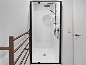 Shower, hair dryer, towels - Central Townhouse with Lake Views! (Queenstown)