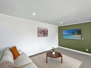 TV - Central Townhouse with Lake Views! (Queenstown)