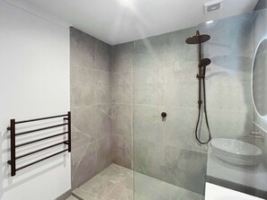 Shower, hair dryer, towels - Central Townhouse with Lake Views! (Queenstown)