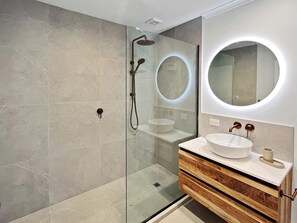 Shower, hair dryer, towels - Central Townhouse with Lake Views! (Queenstown)