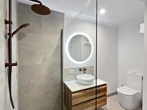 Shower, hair dryer, towels - Central Townhouse with Lake Views! (Queenstown)