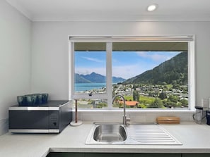 Coffee/tea maker, fridge, microwave, oven - Central Townhouse with Lake Views! (Queenstown)