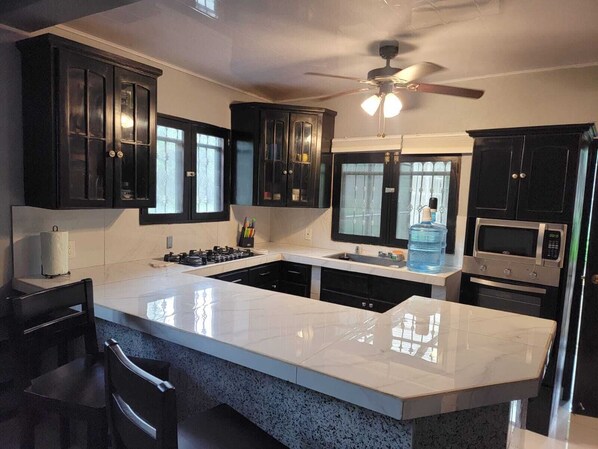 Fridge, microwave, oven, stovetop - 2-bedroom house with - Spectacular Lakefront -AC in charming Granada (Granada)