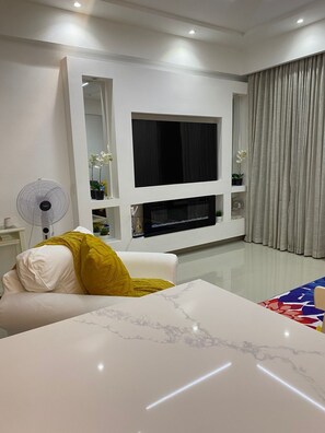 Smart TV, fireplace, table tennis