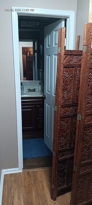 Bathroom - Delightful 2-bedroom house with AC in vibrant Newark (Newark)