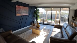 Living area - Comfy Modern Home with heated pool (El Paso)