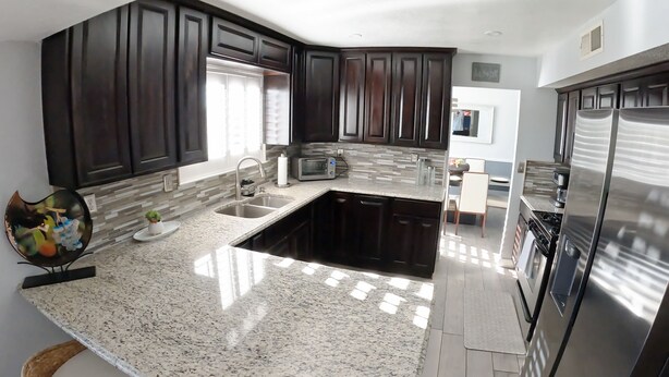 Private kitchen - Comfy Modern Home with heated pool (El Paso)