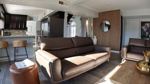 Living area - Comfy Modern Home with heated pool (El Paso)