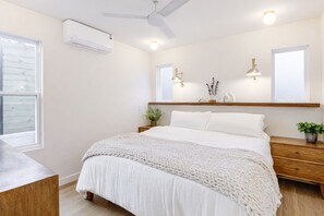 1 bedroom, desk, iron/ironing board, travel cot - NEWLY Renovated Oasis in the Heart of Zilker (Austin)