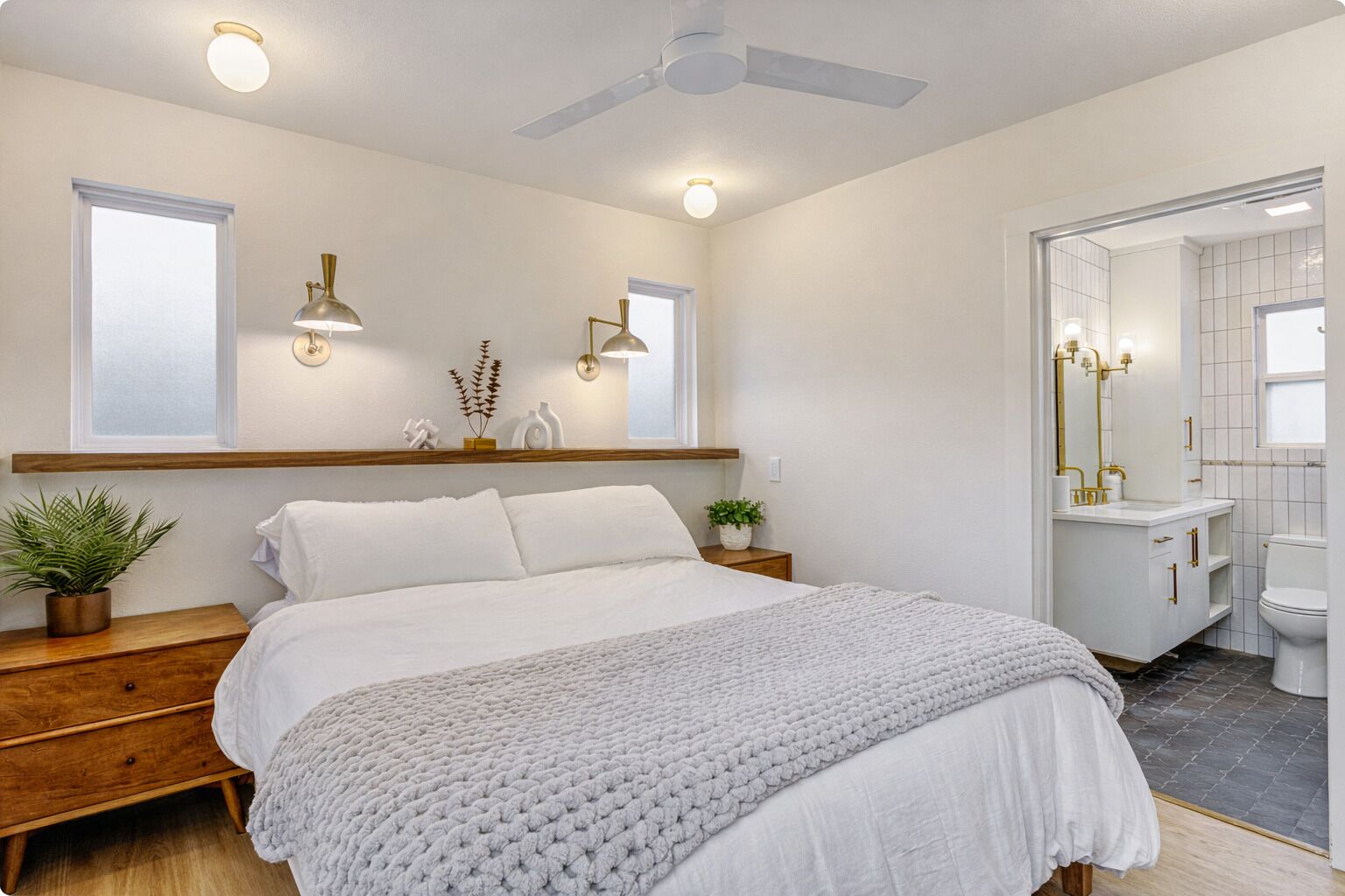 1 soverom, skrivebord, strykejern/-brett og reiseseng for barn