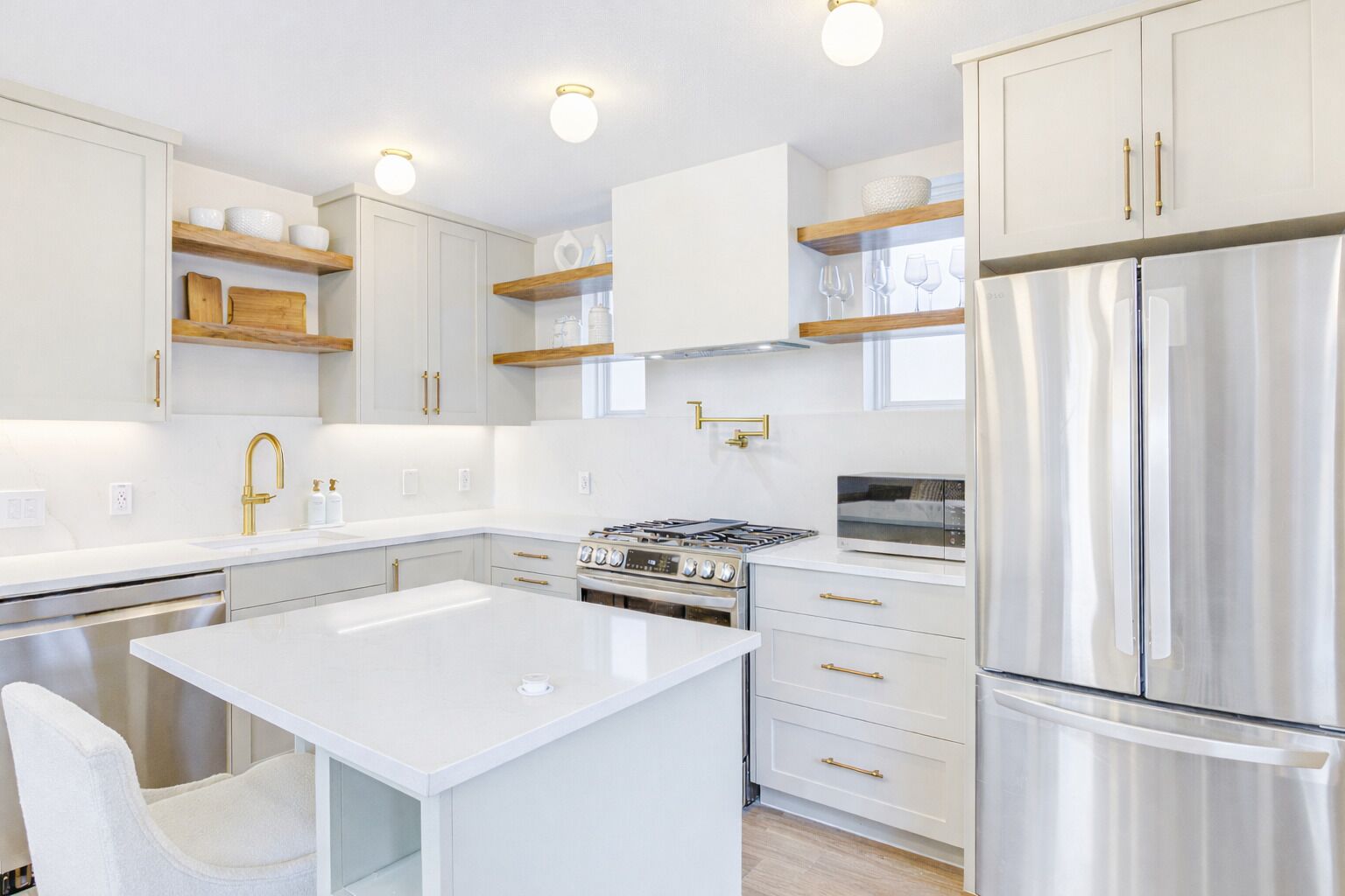 Kjøleskap, mikrobølgeovn, ovn og kokeplater