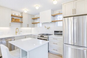 Kjøleskap, mikrobølgeovn, ovn og kokeplater