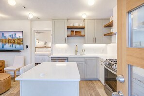 Refrigerador, microondas, horno, placa de cocina