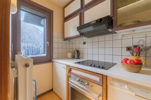 Fridge, microwave, oven, stovetop - Hautes Aiguilles 29, Argentière (Chamonix), France (Argentière (Chamonix))
