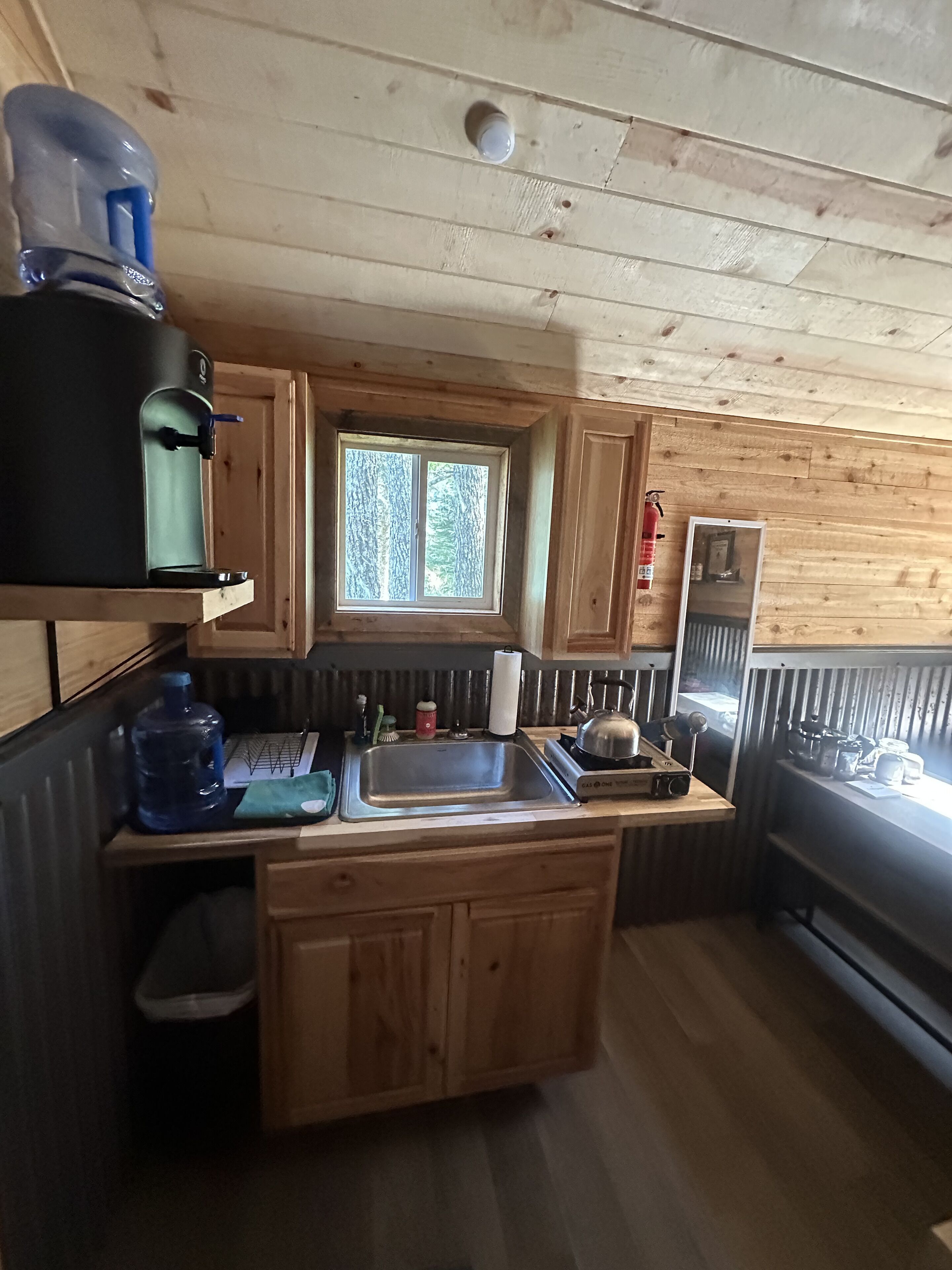 Chaleira elétrica, talheres/pratos/utensílios de cozinha, especiarias