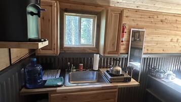 Chaleira elétrica, talheres/pratos/utensílios de cozinha, especiarias