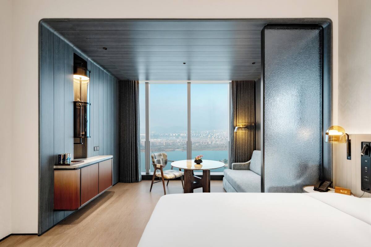 Habitación ejecutiva doble, vistas al río | Ropa de cama hipoalergénica, edredones de plumas, minibar