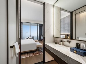 Habitación Deluxe con 2 camas individuales | Ropa de cama hipoalergénica, edredones de plumas, minibar