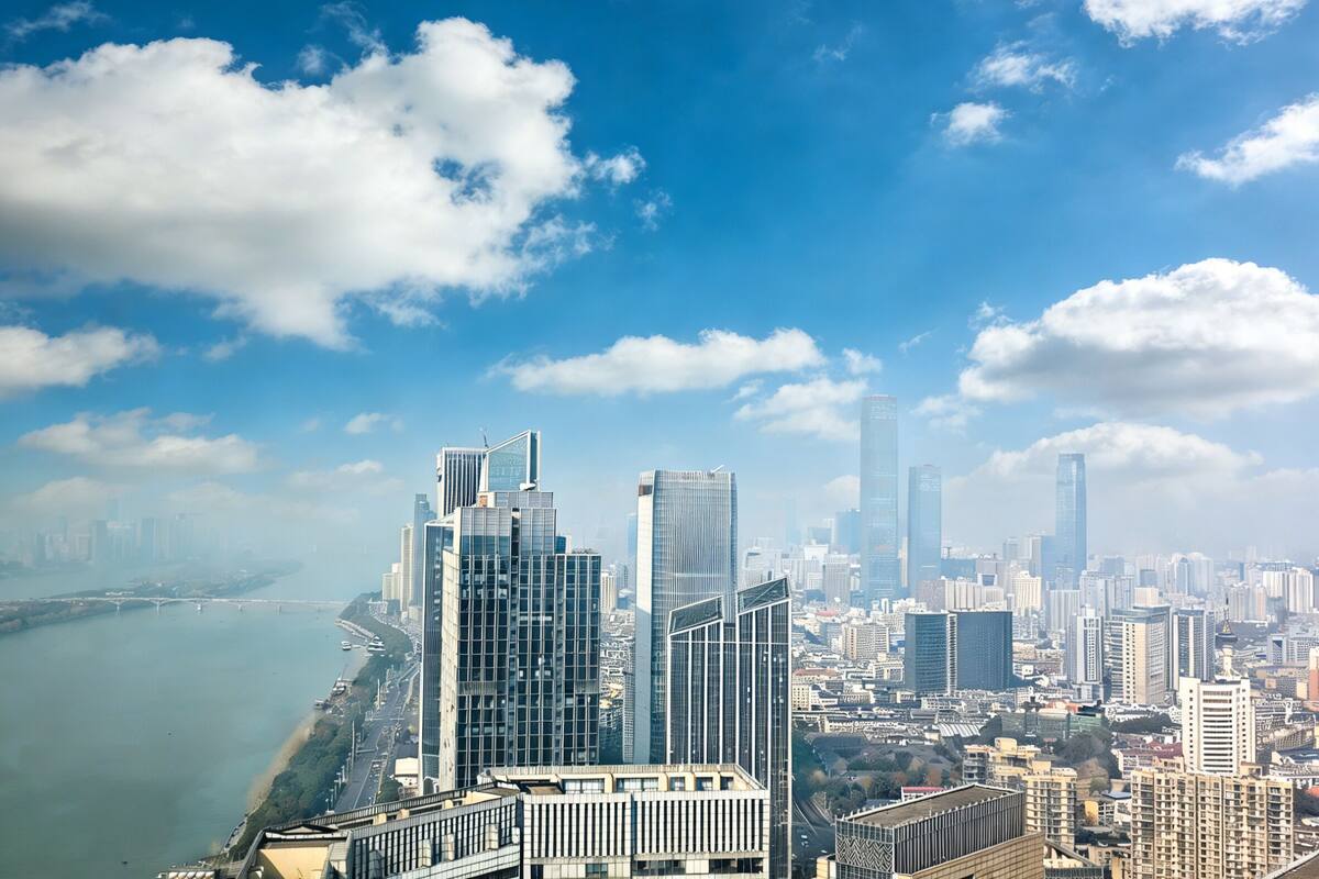 Hypo-allergenic bedding, minibar, blackout curtains, soundproofing