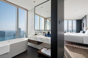 Superior tweepersoonskamer, uitzicht op rivier | Hypoallergeen beddengoed, donsdekens, een minibar