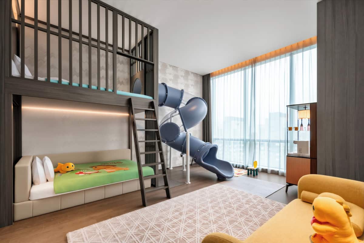Suite familiar | Ropa de cama hipoalergénica, edredón, minibar y cortinas blackout