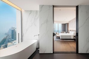 Suite Luxe, vue fleuve | Literie hypoallergénique, couette en duvet d'oie, minibar