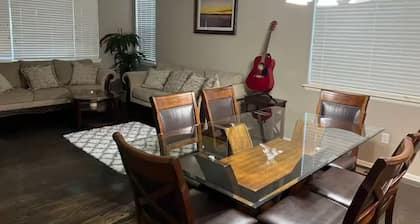 Stylish 4-Bed House /Spruce/ Garden/ Parking/ Wi-Fi