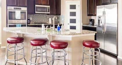 Stylish 4-Bed House /Spruce/ Garden/ Parking/ Wi-Fi