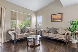 Smart TV - Stylish 4-Bed House /Spruce/ Garden/ Parking/ Wi-Fi (Brighton)