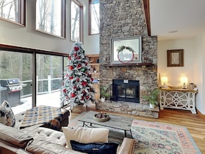 House (6 Bedrooms) | Property amenity - Copper Canoe (Oakland)