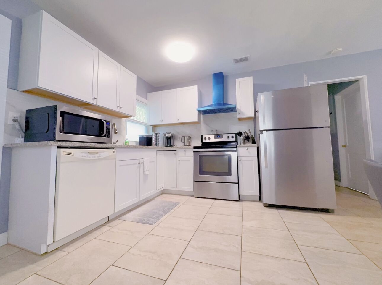 Frigorífico, microondas, horno y placa de cocina