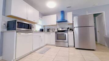 Frigorífico, microondas, horno y placa de cocina