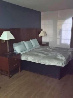Tabla de planchar con plancha, wifi gratis y ropa de cama