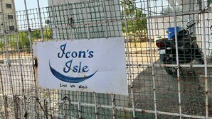 En skylt för ”Icon’s Isle” med sloganen ”Lev med stil”.