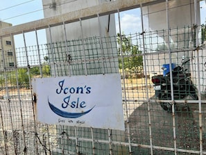 Un letrero que dice 'Icon's Isle' con el eslogan 'Vive con estilo'.
