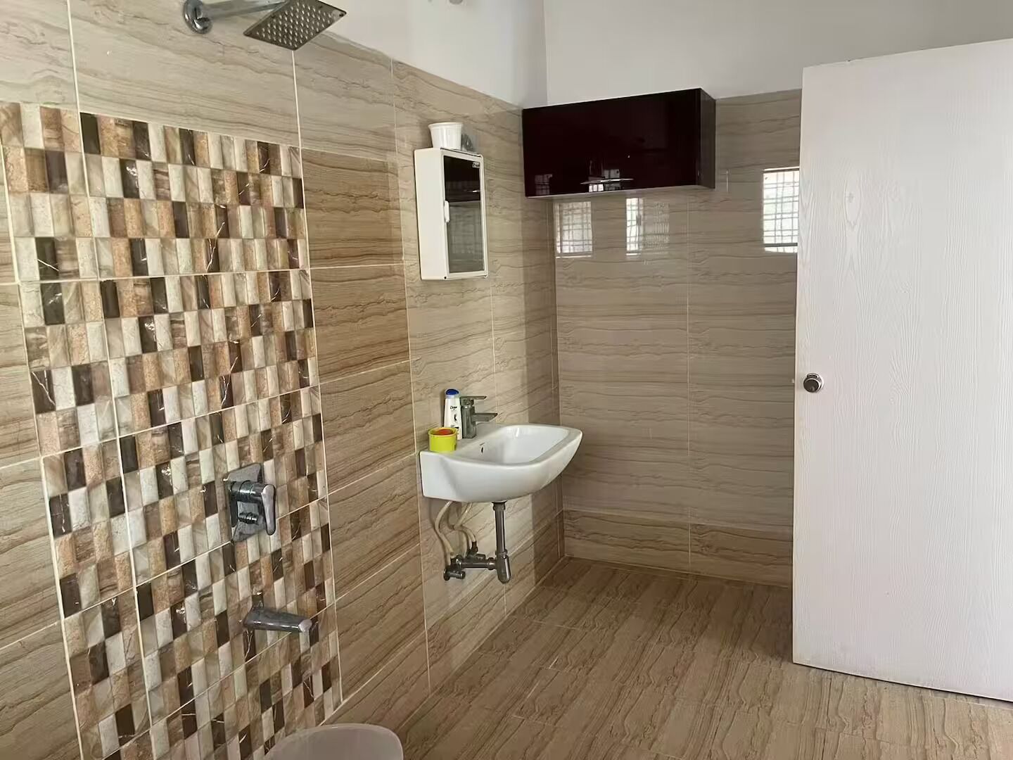 Regadera, bidet, toallas, jabón 