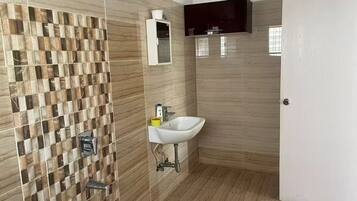 Regadera, bidet, toallas, jabón