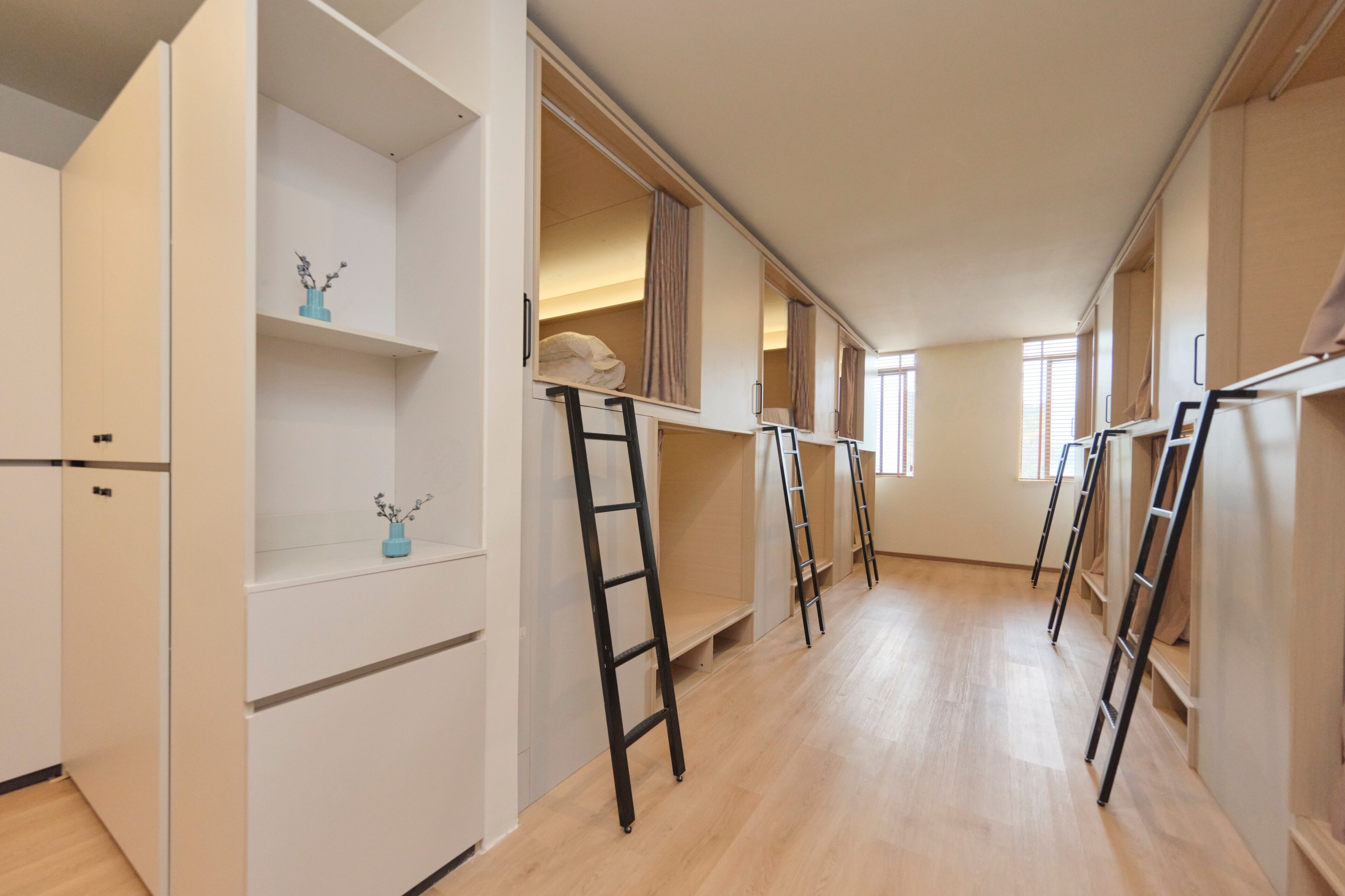 Standaard slaapzaal | Donzen dekbedden, een bureau, een laptopwerkplek, gratis wifi